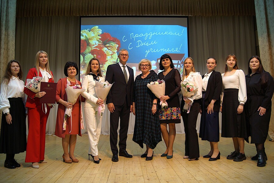 В Сосновом Бору чествовали педагогов