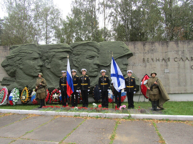 Подвиг их бессмертен