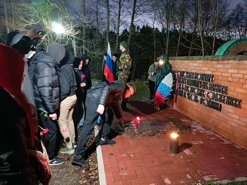 Его зарыли в шар земной…