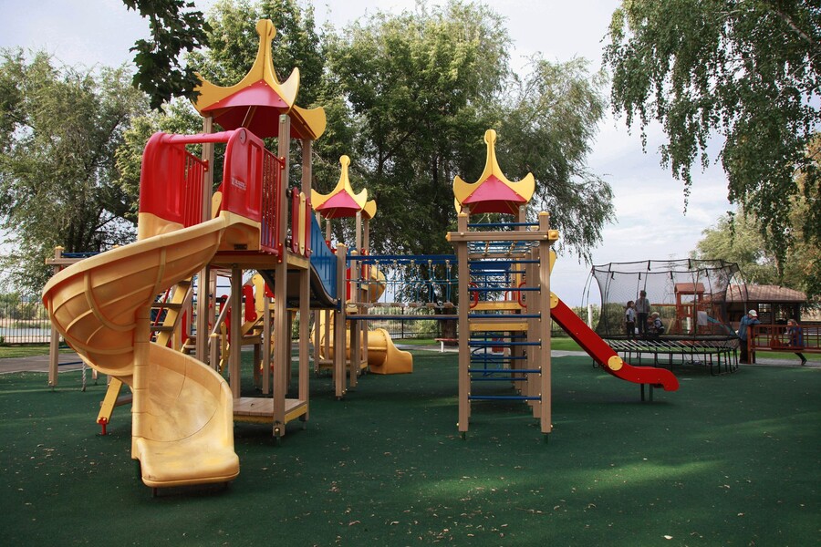 Чистый песок и безопасные качели…